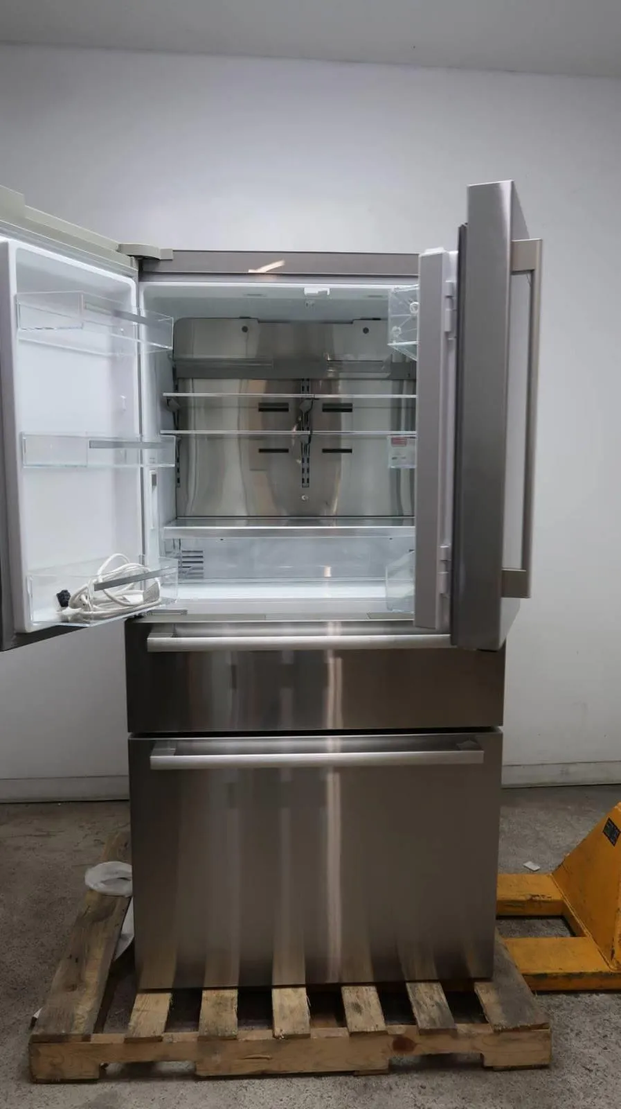 Bosch 800 Series 36 Inch Counter Depth French Door Smart Refrigerator B36CL80SNS