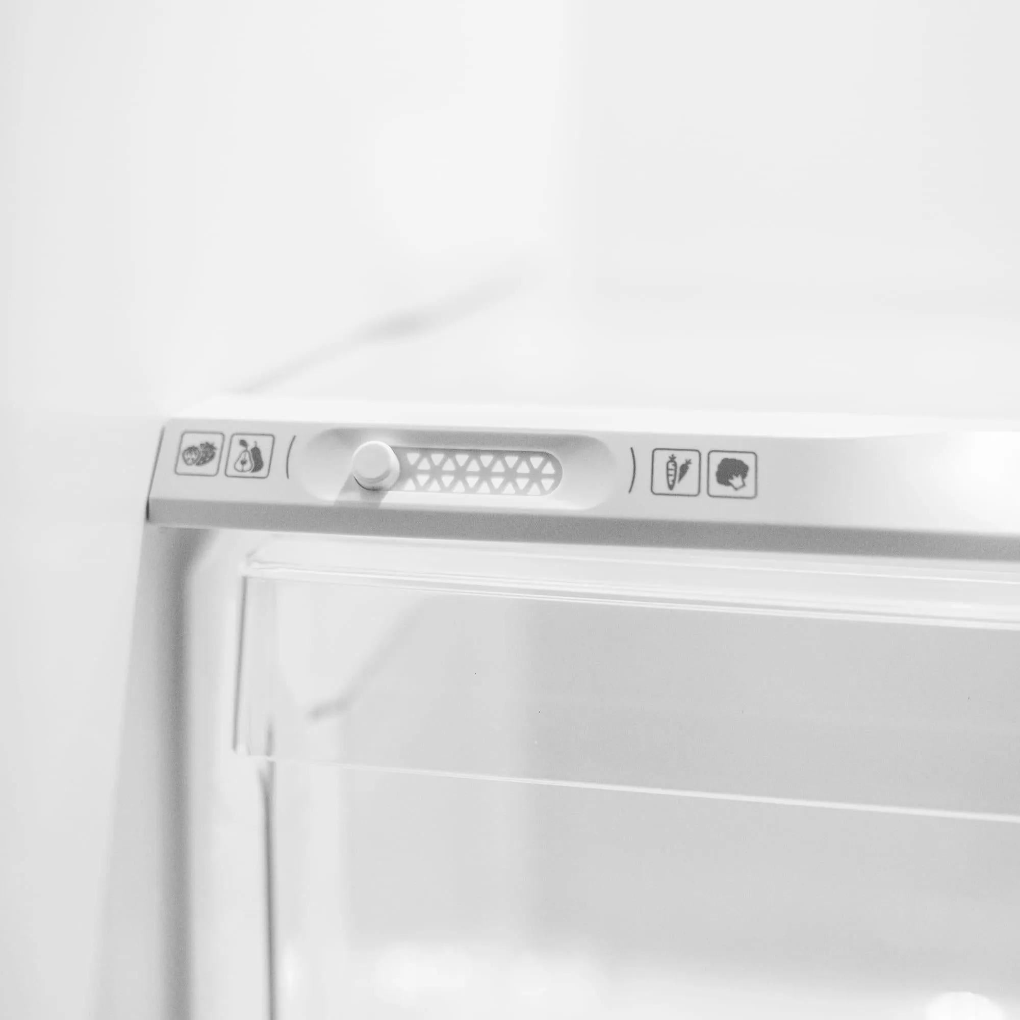 Danby 28-inch, 18 cu. ft. Freestanding Top Freezer Refrigerator DFF176B1WDB